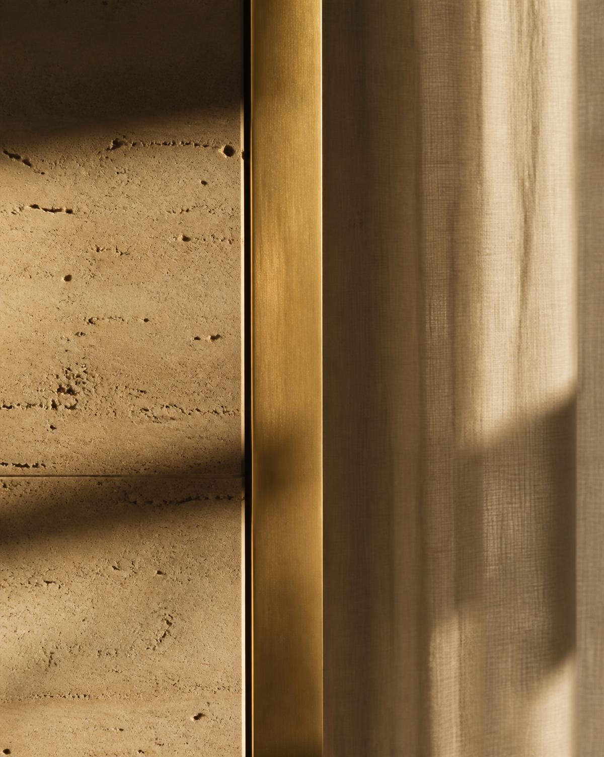Materiales nobles de un interior de hotel bajo luz tenue